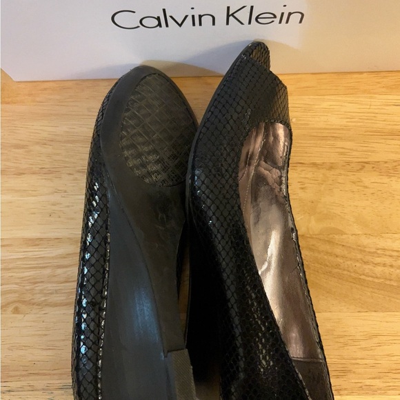 Calvin Klein BREE MTLC PYTHON Black Textured Wedges - Picture 4 of 10